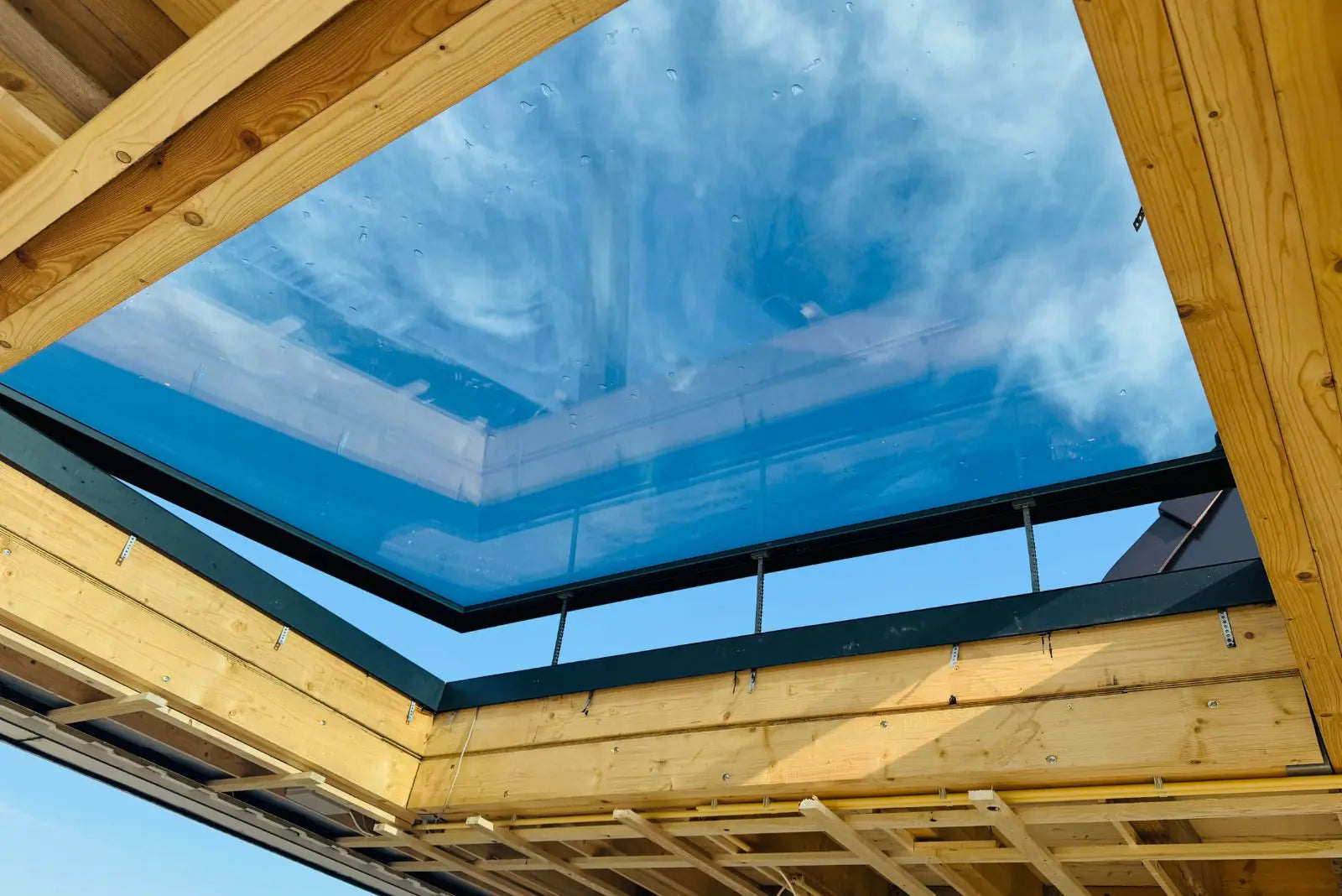 Elektrisch öffnende Dachfenster