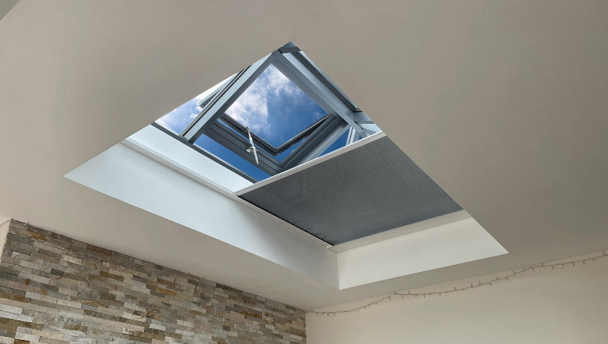 Elektrische Jalousie 80 × 80 cm für elektrisch öffnende Dachfenster – Innenbeschattung SkyGlas