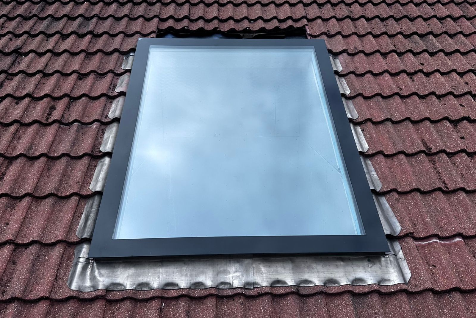 Dachfenster Schrägdach – rahmenlos – feststehend – 3-fach – 400 × 400 mm – Detailansicht