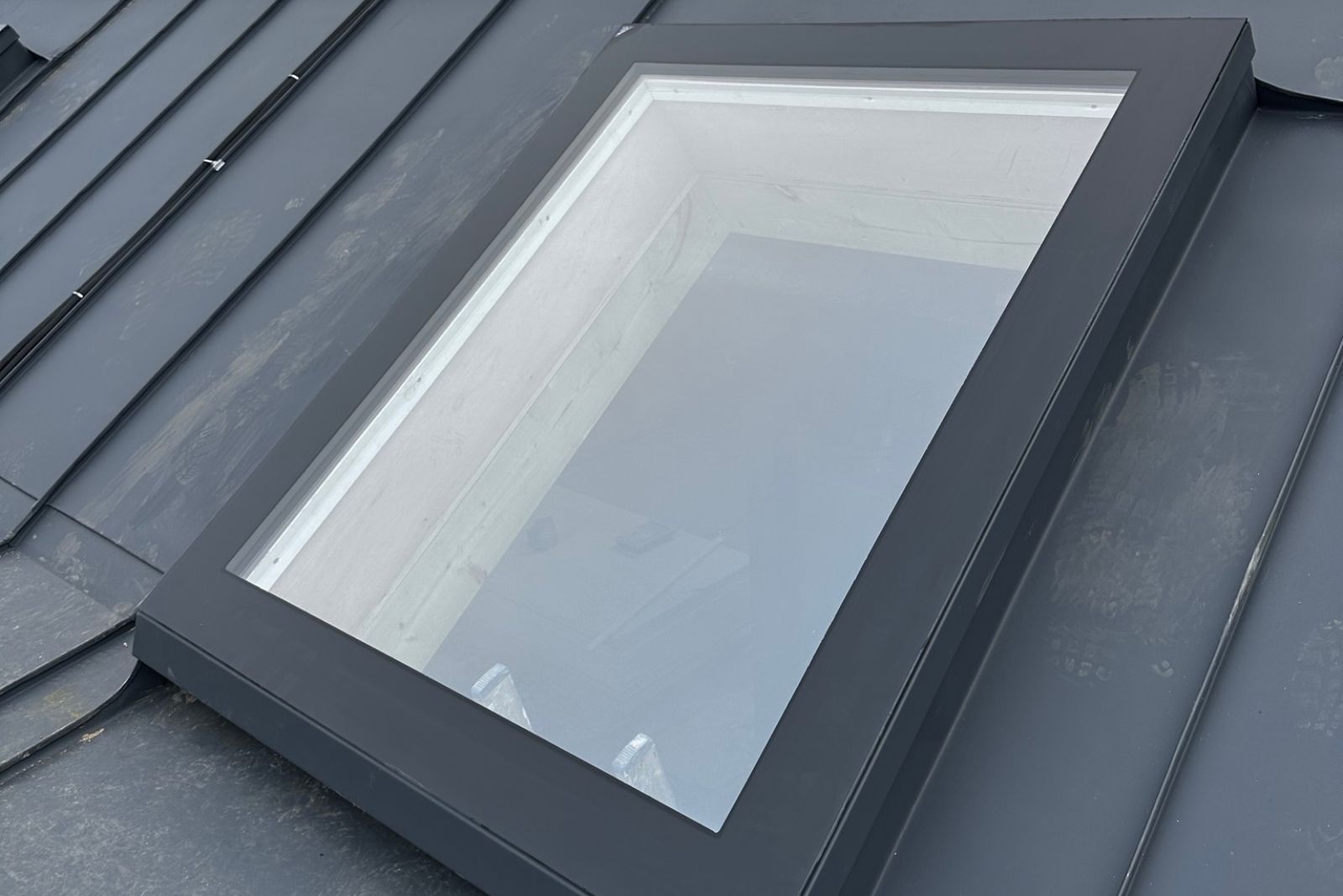 Dachfenster Schrägdach – rahmenlos – feststehend – 3-fach – 600 × 1500 mm – Detailansicht
