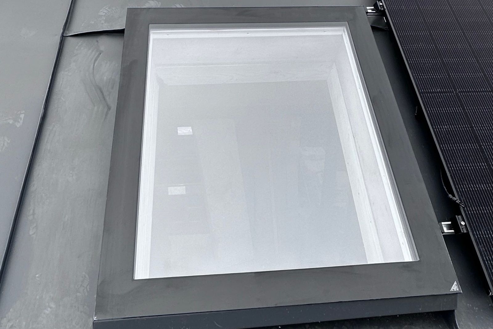 Dachfenster Schrägdach – rahmenlos – feststehend – 3-fach – 800 × 800 mm – Detailansicht