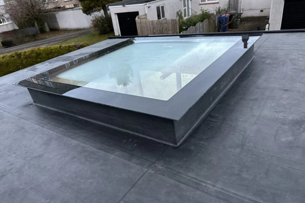 Dachfenster Flachdach – rahmenlos – feststehend – 3-fach – 600 × 600 mm – Detailansicht